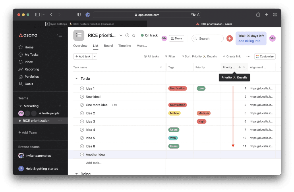 計算されたスコアを持つ新しい優先度カスタムフィールドを表示する Asana インターフェース
